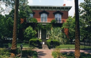 The-Mercer-Williams-House-Museum-4-300x190